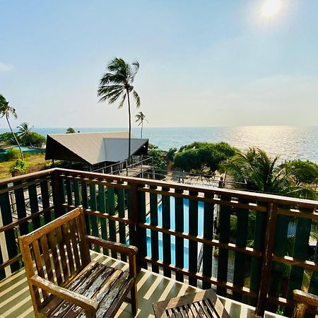 Saprin Beach Resort Uswetakeiyawa Bagian luar foto