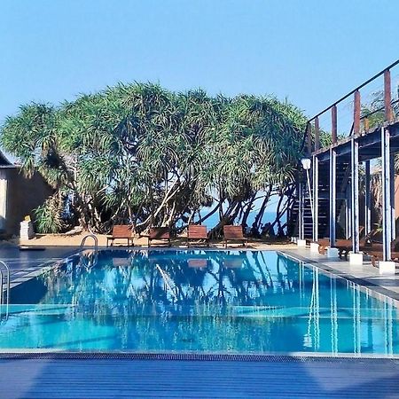 Saprin Beach Resort Uswetakeiyawa Bagian luar foto