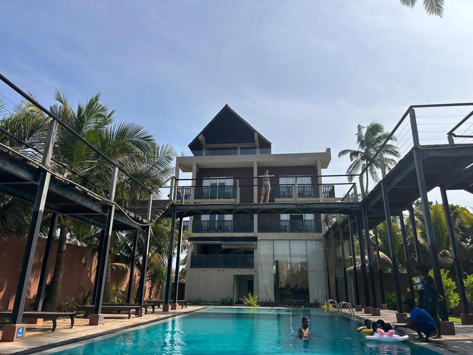 Saprin Beach Resort Uswetakeiyawa Bagian luar foto