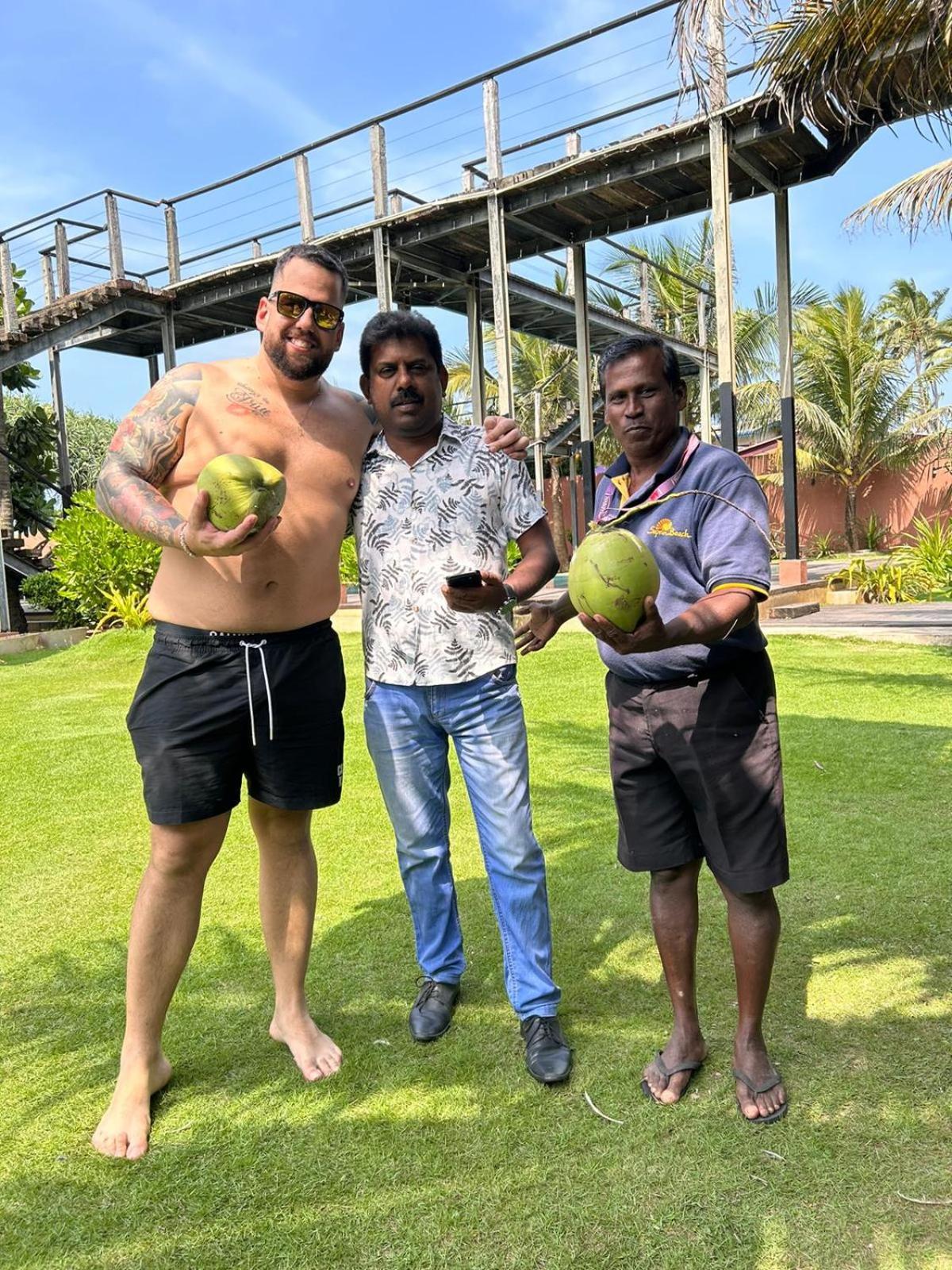 Saprin Beach Resort Uswetakeiyawa Bagian luar foto