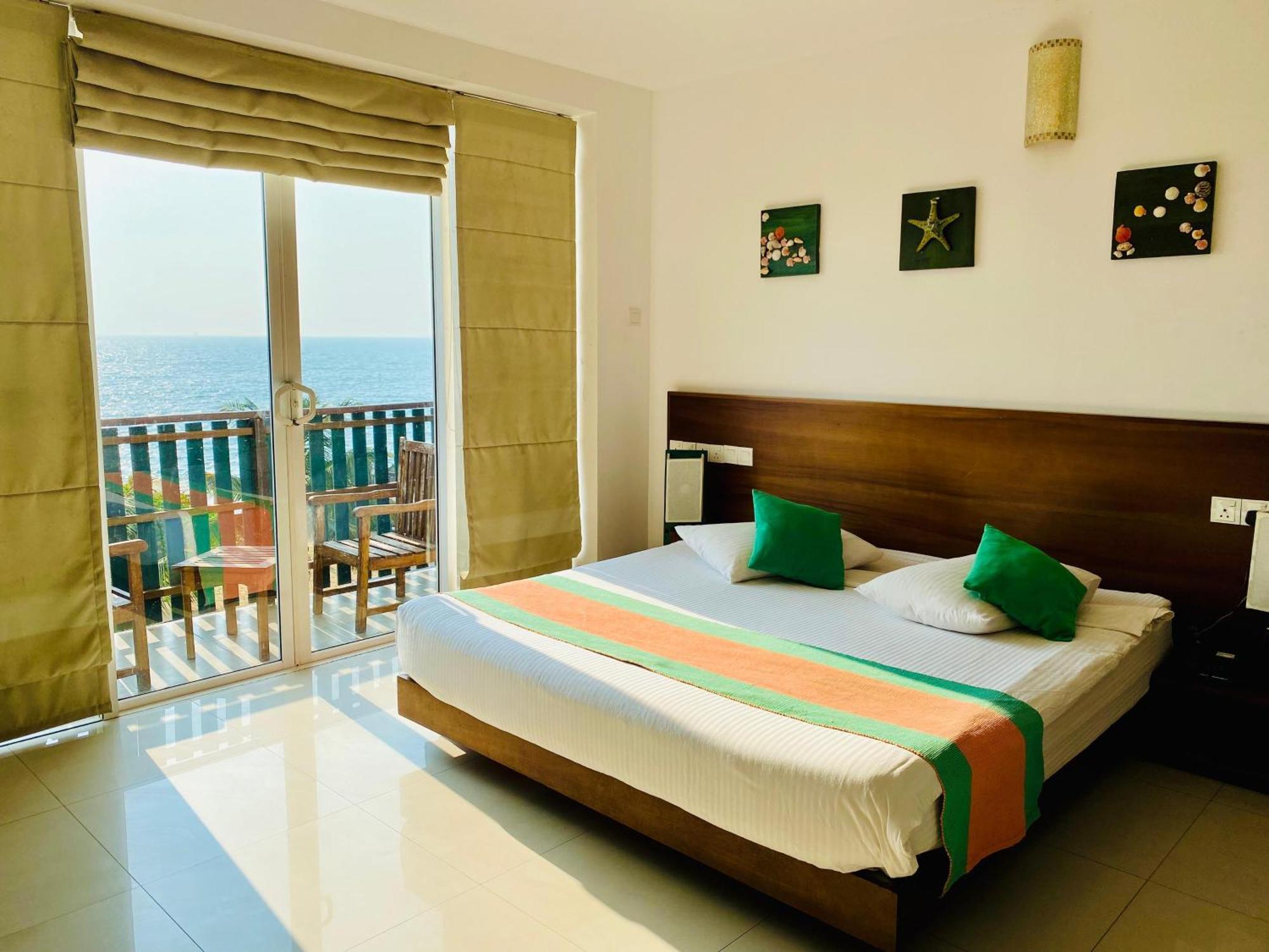 Saprin Beach Resort Uswetakeiyawa Bagian luar foto