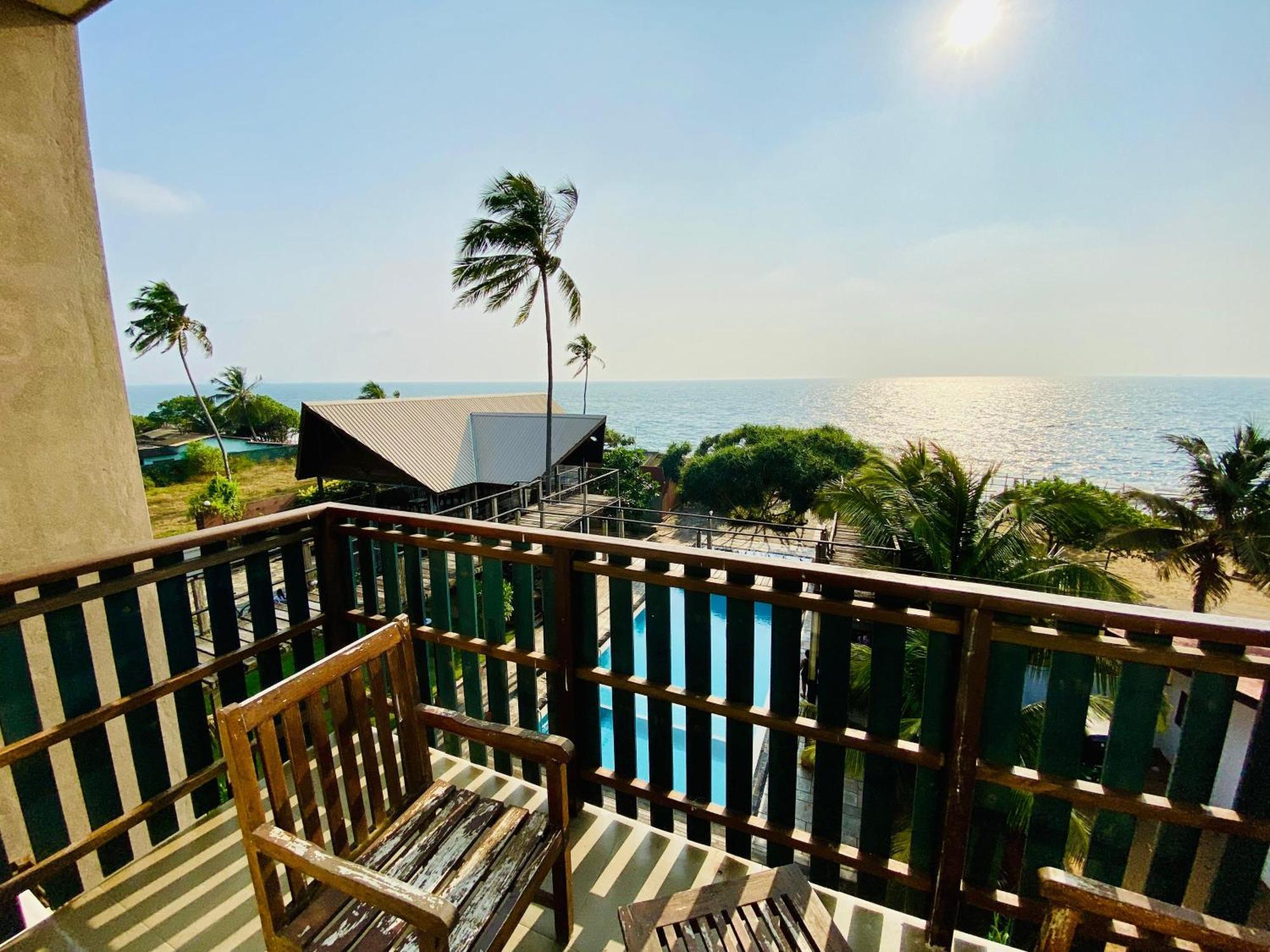 Saprin Beach Resort Uswetakeiyawa Bagian luar foto
