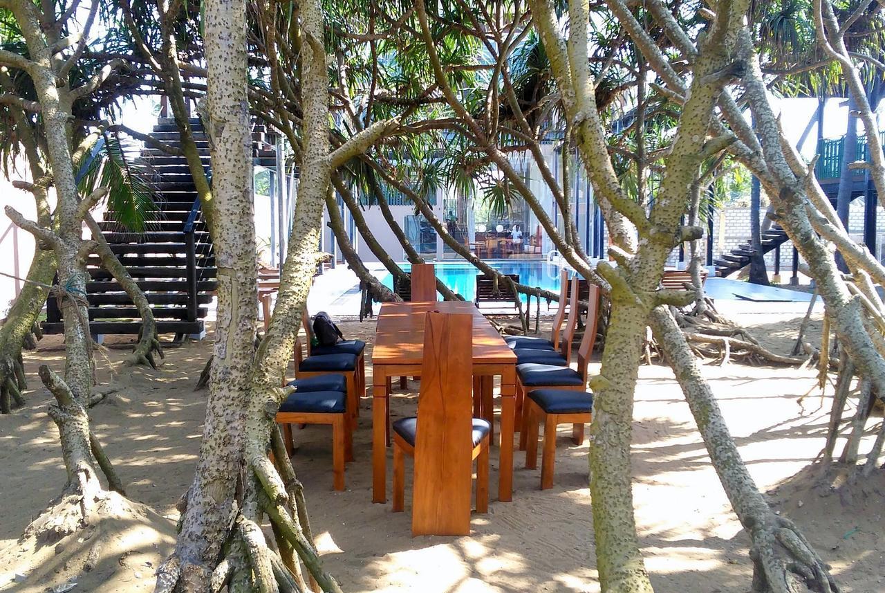 Saprin Beach Resort Uswetakeiyawa Bagian luar foto