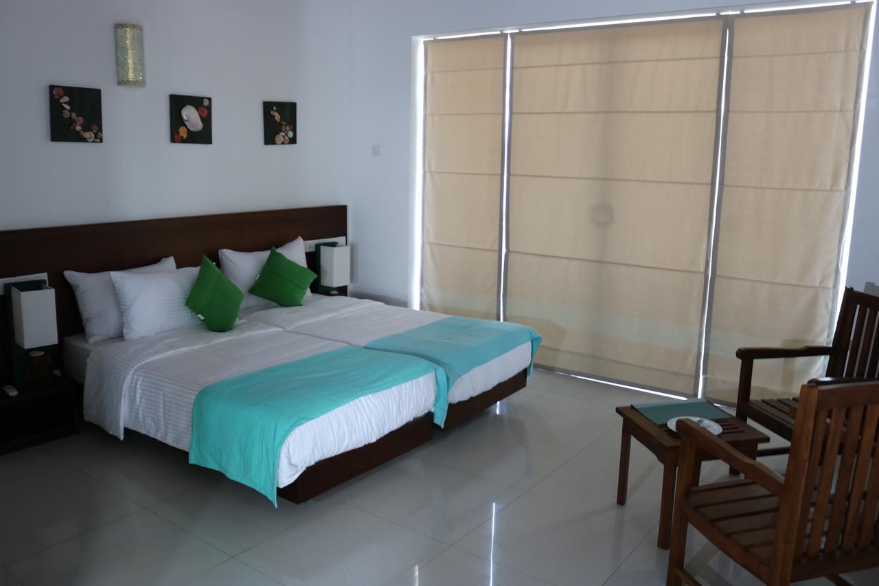 Saprin Beach Resort Uswetakeiyawa Bagian luar foto