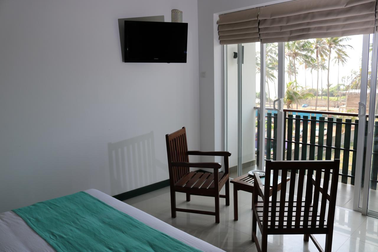 Saprin Beach Resort Uswetakeiyawa Bagian luar foto
