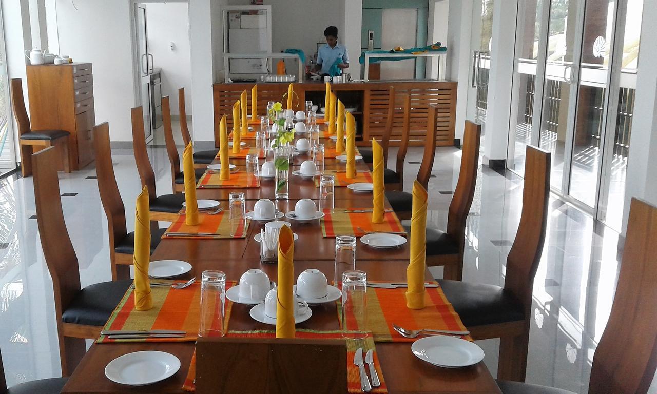 Saprin Beach Resort Uswetakeiyawa Bagian luar foto