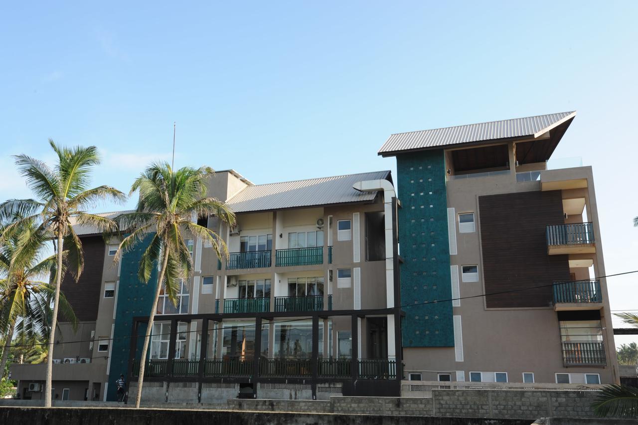 Saprin Beach Resort Uswetakeiyawa Bagian luar foto