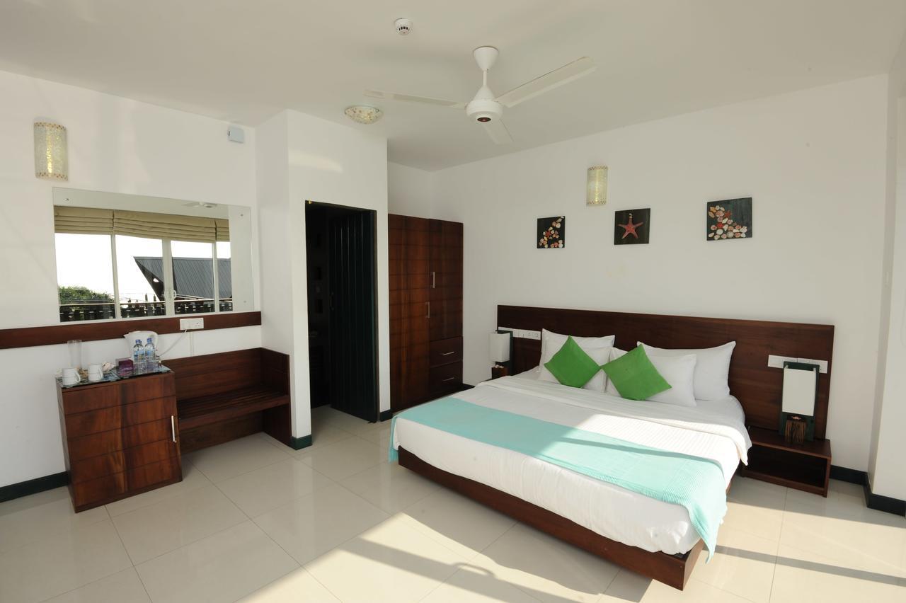 Saprin Beach Resort Uswetakeiyawa Bagian luar foto