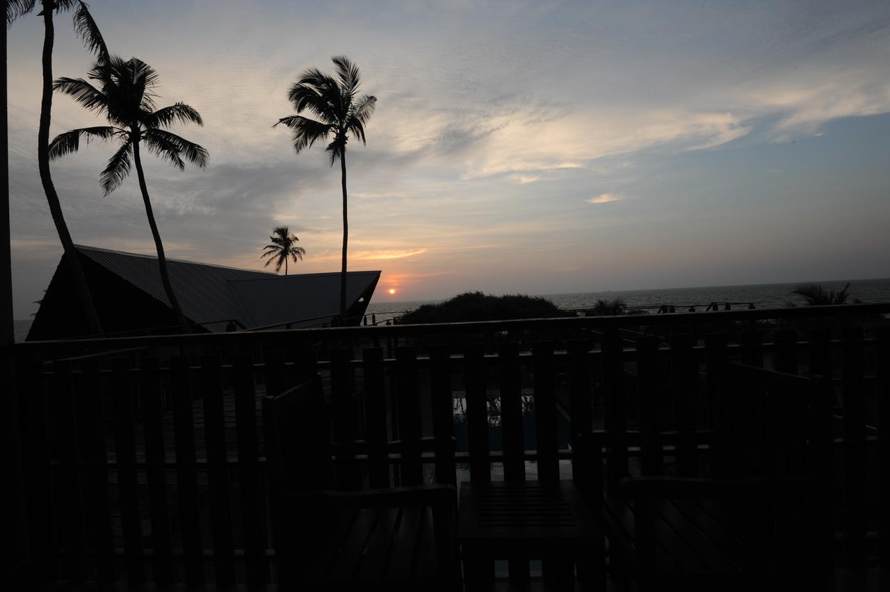 Saprin Beach Resort Uswetakeiyawa Bagian luar foto