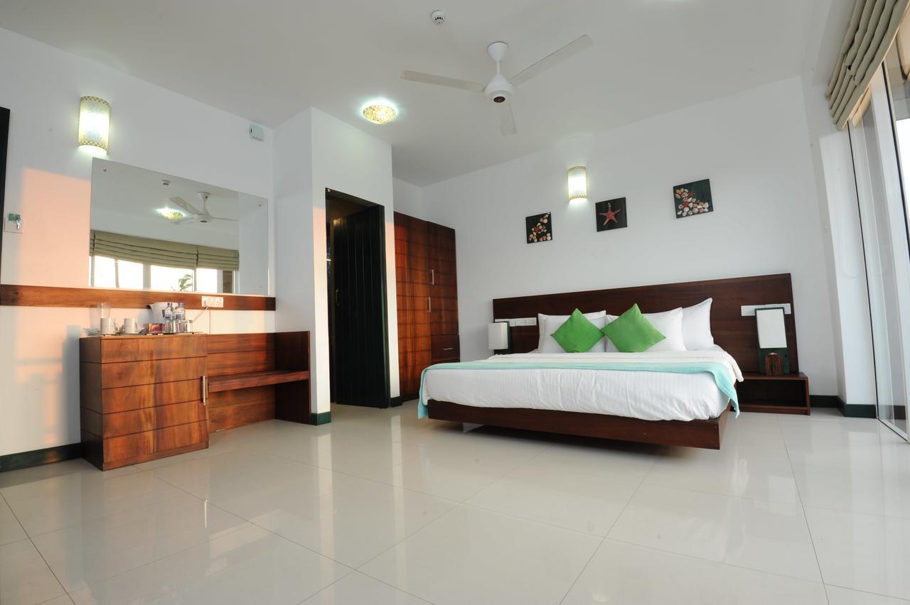 Saprin Beach Resort Uswetakeiyawa Bagian luar foto