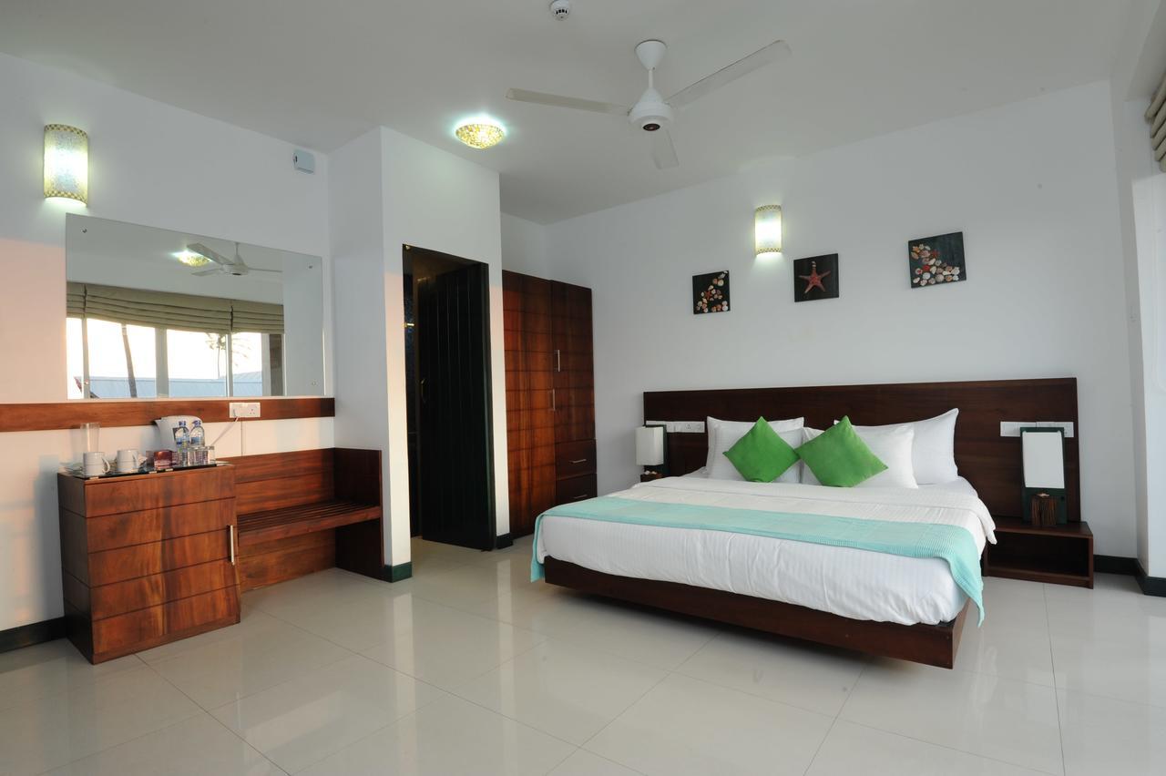 Saprin Beach Resort Uswetakeiyawa Bagian luar foto