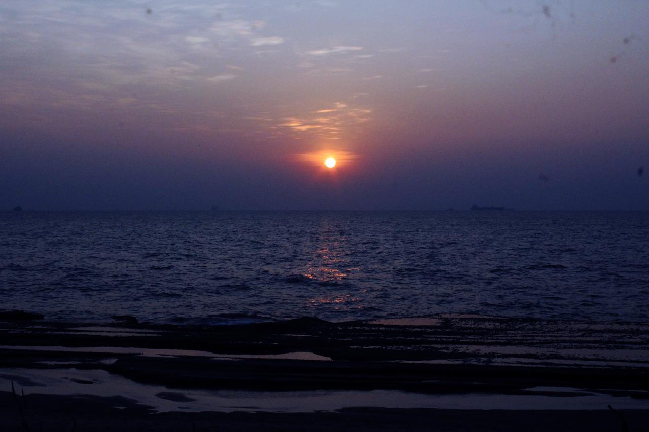 Saprin Beach Resort Uswetakeiyawa Bagian luar foto