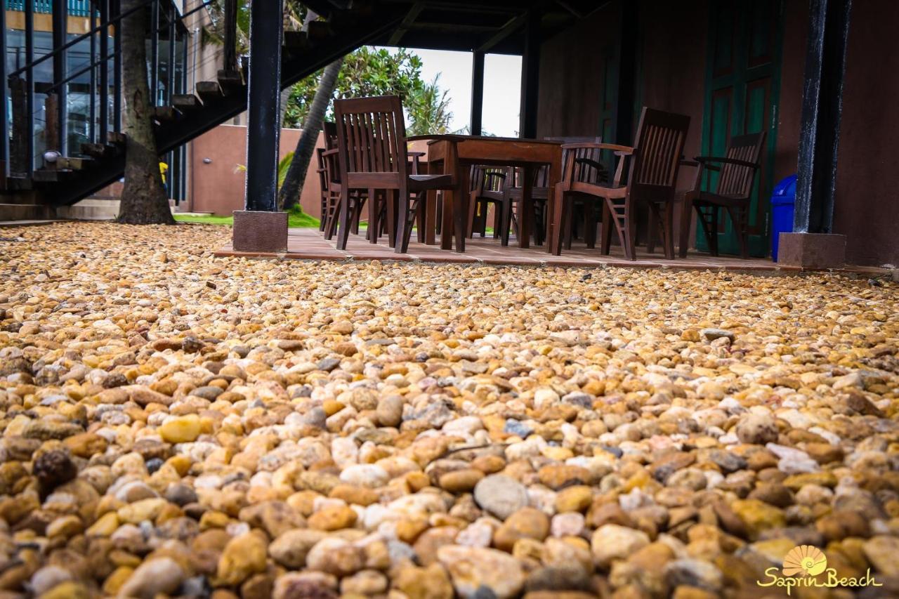 Saprin Beach Resort Uswetakeiyawa Bagian luar foto