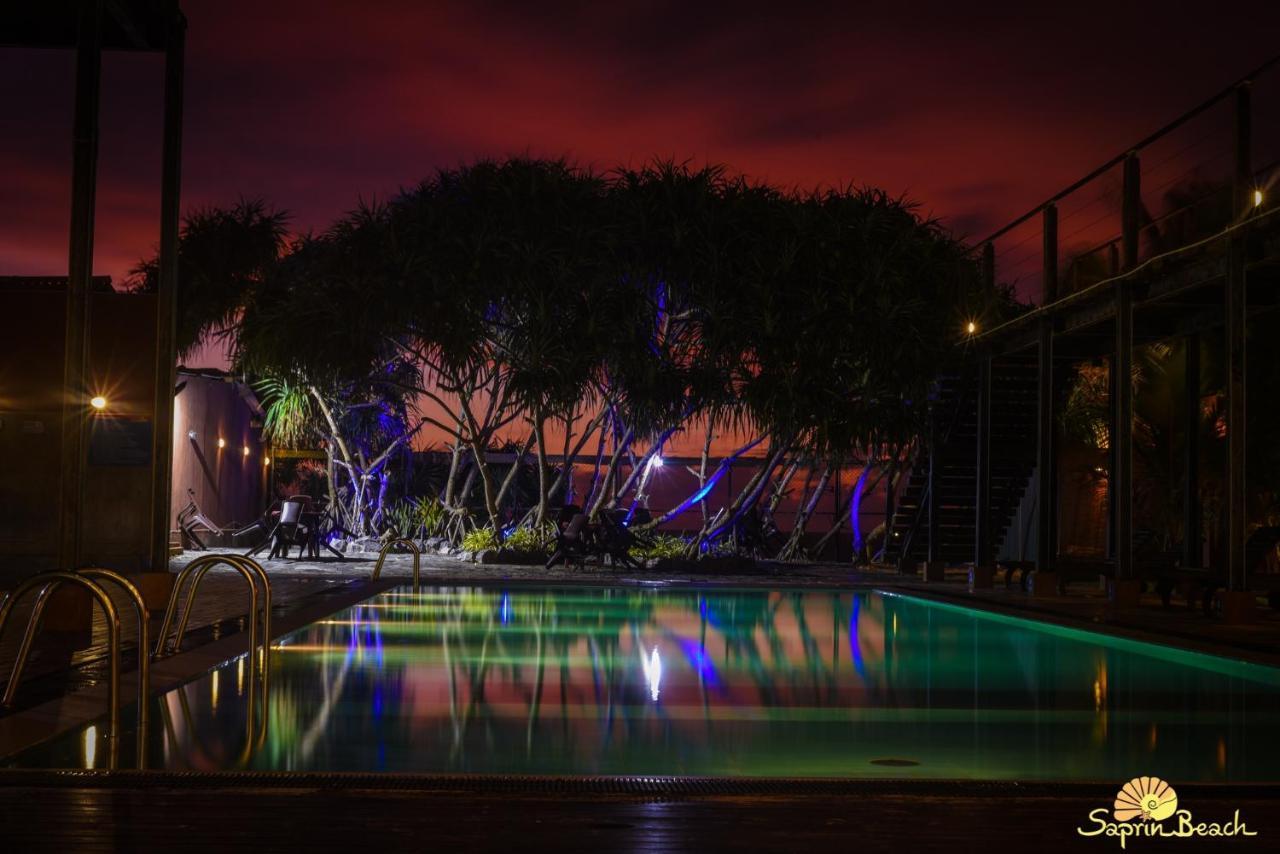 Saprin Beach Resort Uswetakeiyawa Bagian luar foto