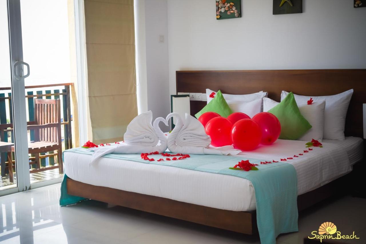Saprin Beach Resort Uswetakeiyawa Bagian luar foto