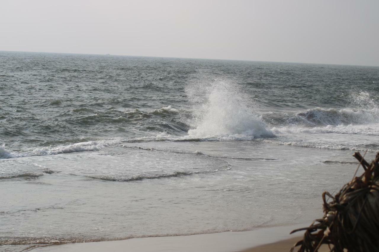 Saprin Beach Resort Uswetakeiyawa Bagian luar foto