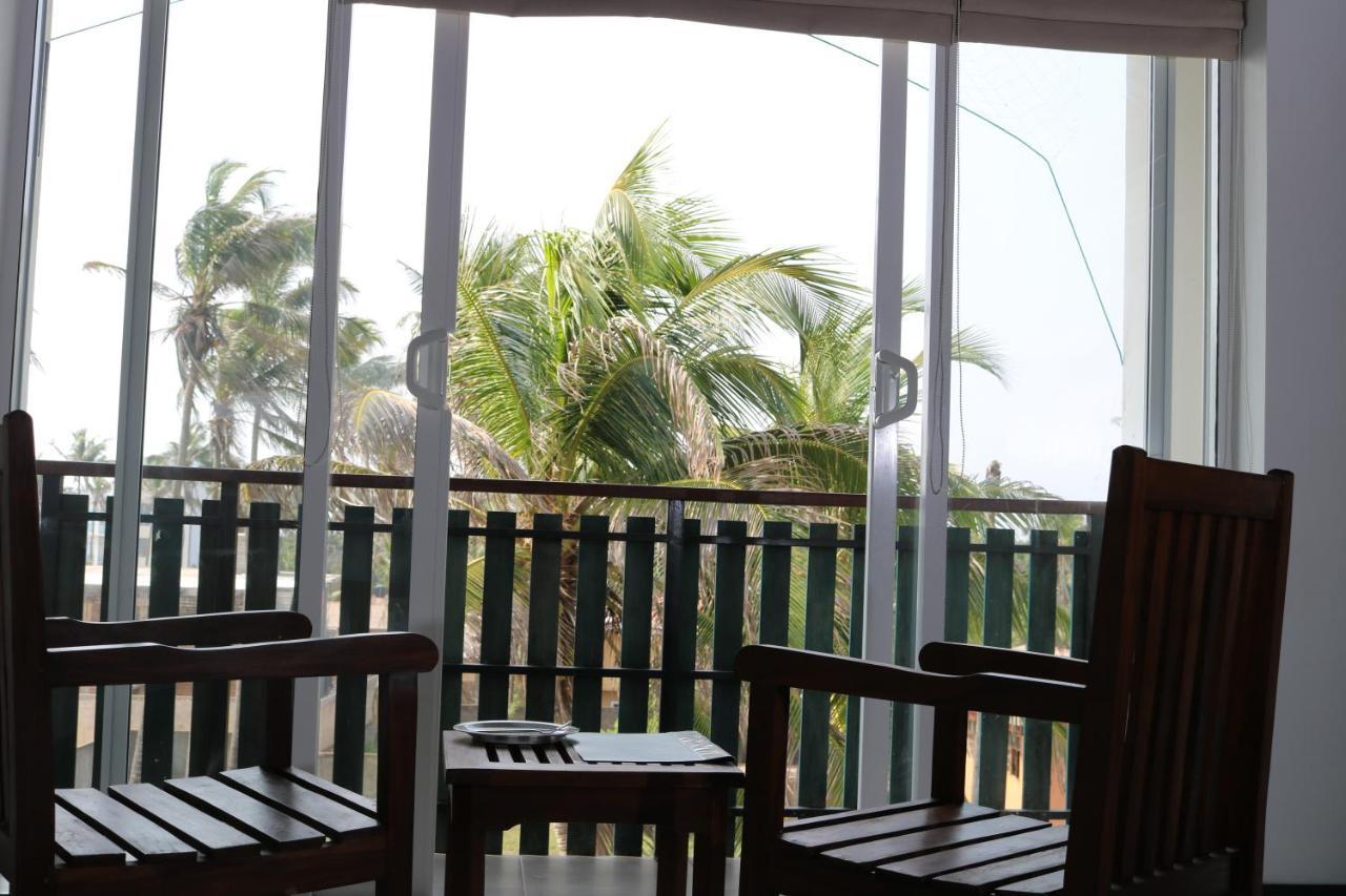 Saprin Beach Resort Uswetakeiyawa Bagian luar foto