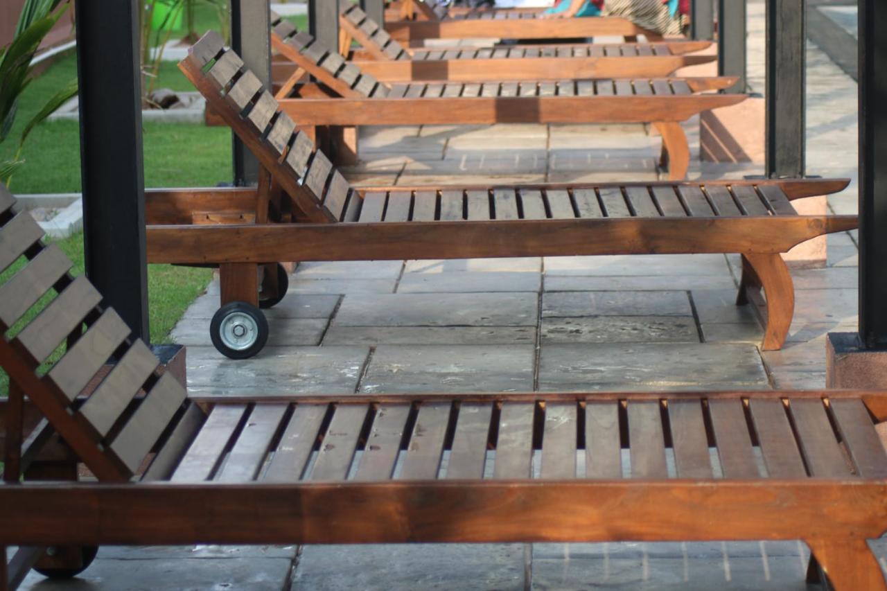 Saprin Beach Resort Uswetakeiyawa Bagian luar foto