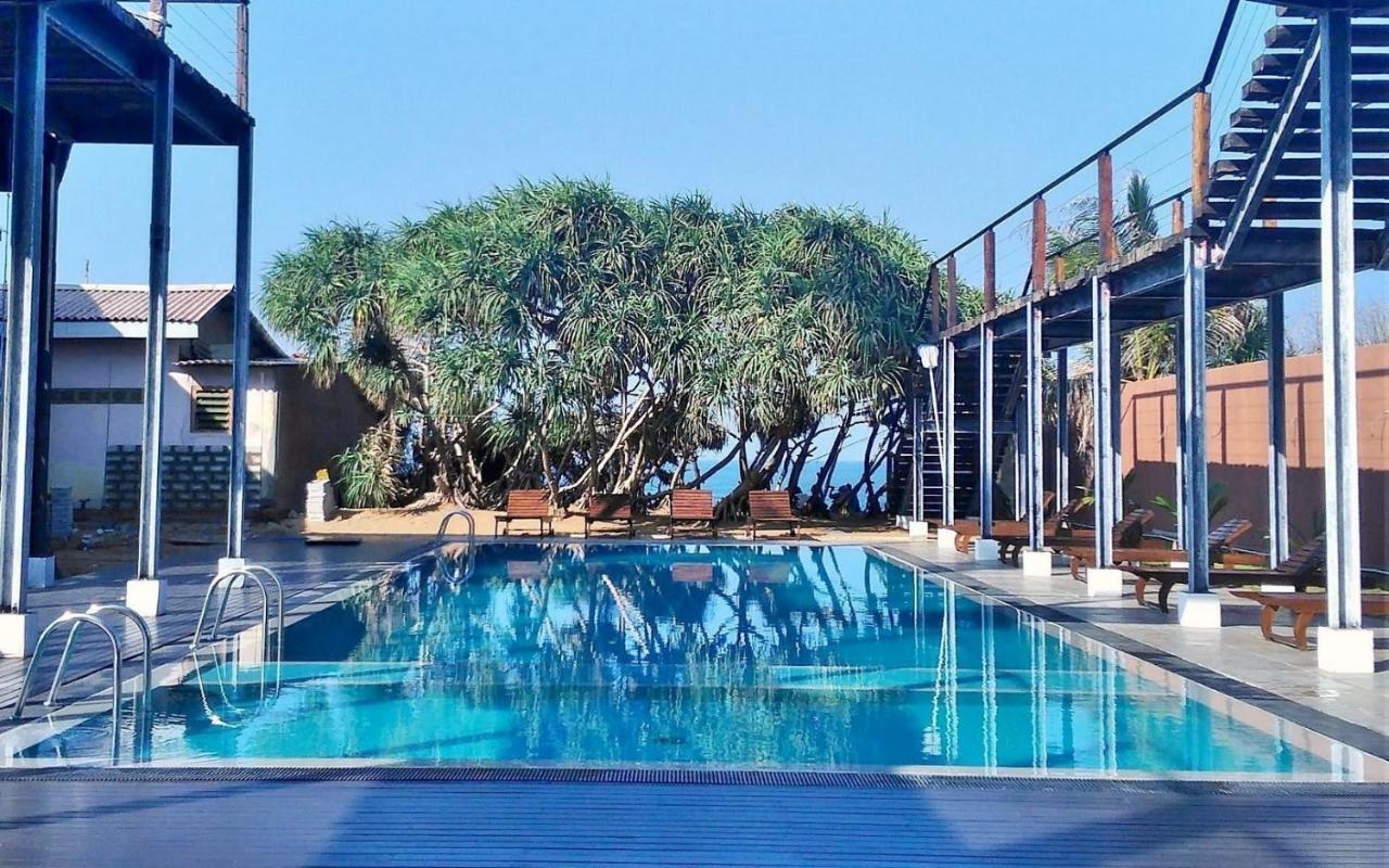 Saprin Beach Resort Uswetakeiyawa Bagian luar foto